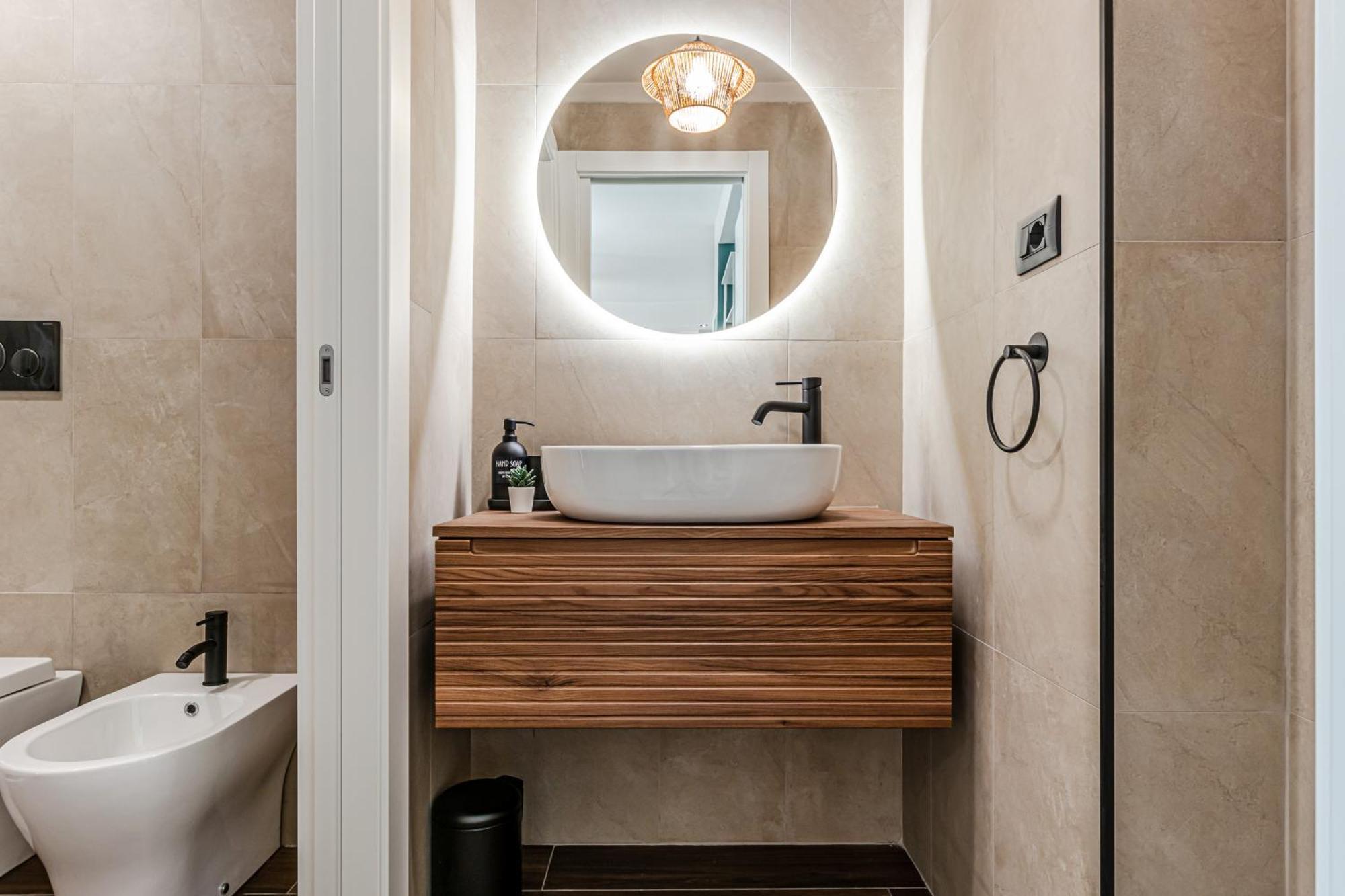 Japandi Apartment, Zona Porto Con Balcone E Jacuzzi Idromassaggio Livorno